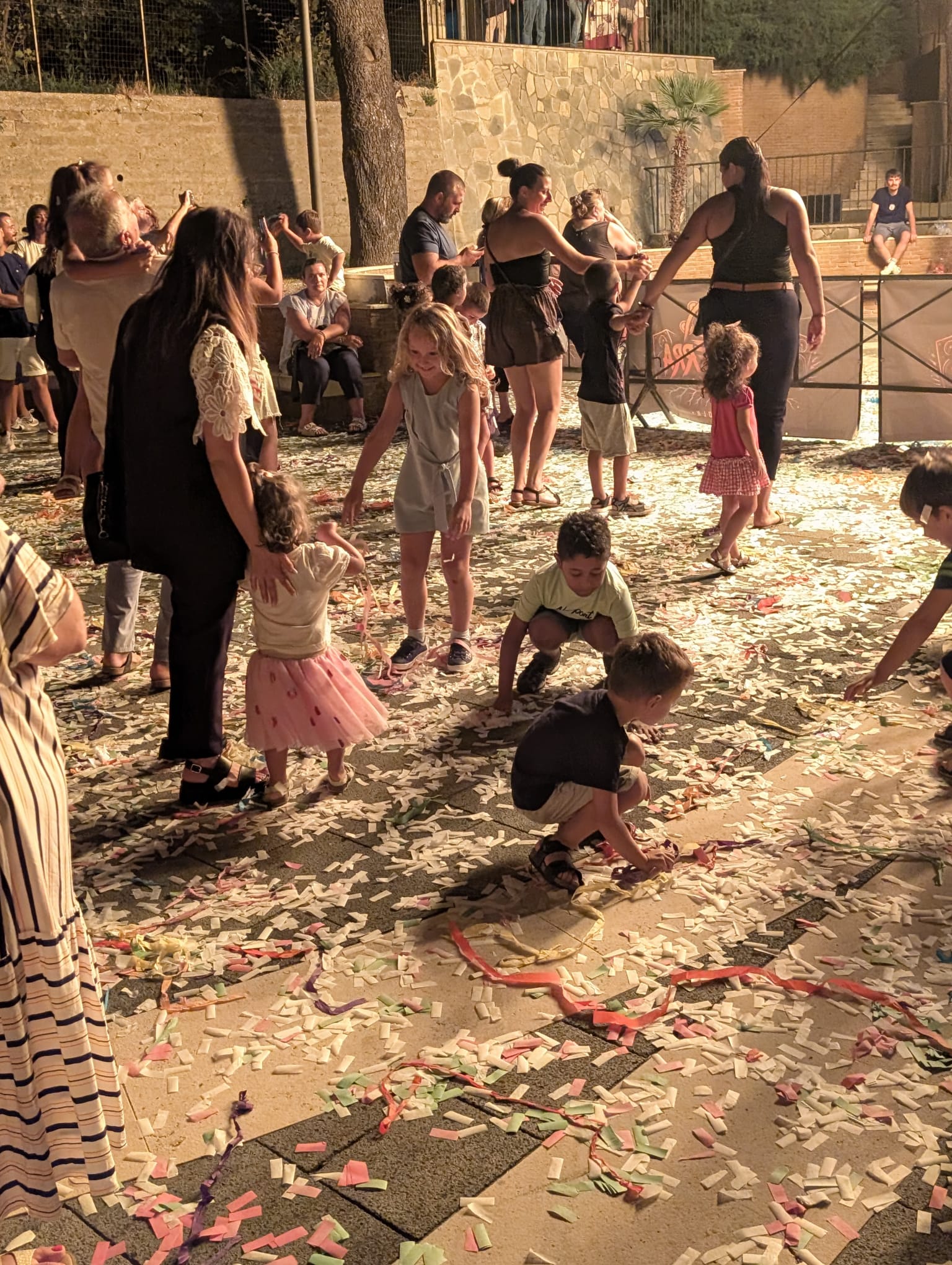 Quadrelle esplode di energia con TaranTerra: musica, balli e una piazza travolta dalla festa (FOTO) Quadrelle esplode di energia con TaranTerra: musica, balli e una piazza travolta dalla festa (FOTO)