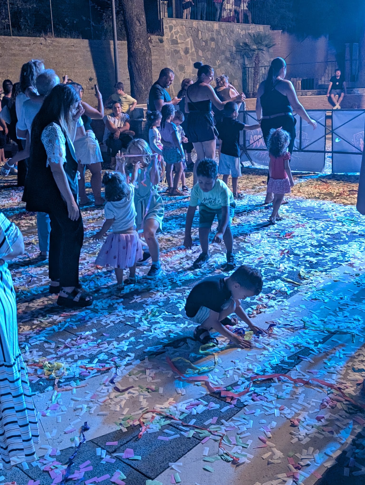 Quadrelle esplode di energia con TaranTerra: musica, balli e una piazza travolta dalla festa (FOTO) Quadrelle esplode di energia con TaranTerra: musica, balli e una piazza travolta dalla festa (FOTO)