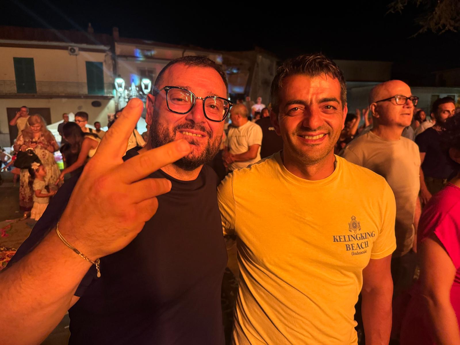 Quadrelle esplode di energia con TaranTerra: musica, balli e una piazza travolta dalla festa (FOTO) Quadrelle esplode di energia con TaranTerra: musica, balli e una piazza travolta dalla festa (FOTO)