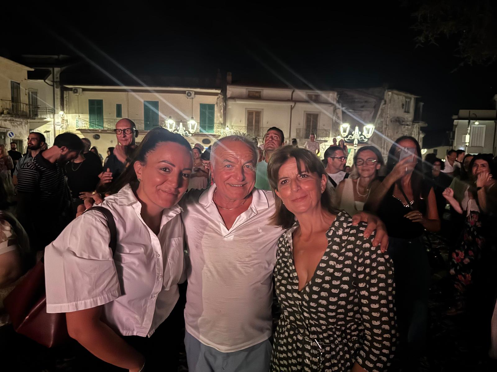 Quadrelle esplode di energia con TaranTerra: musica, balli e una piazza travolta dalla festa (FOTO) Quadrelle esplode di energia con TaranTerra: musica, balli e una piazza travolta dalla festa (FOTO)