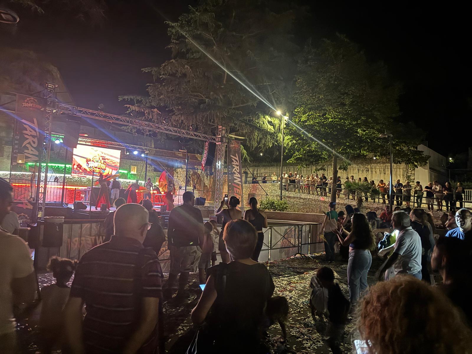 Quadrelle esplode di energia con TaranTerra: musica, balli e una piazza travolta dalla festa (FOTO) Quadrelle esplode di energia con TaranTerra: musica, balli e una piazza travolta dalla festa (FOTO)