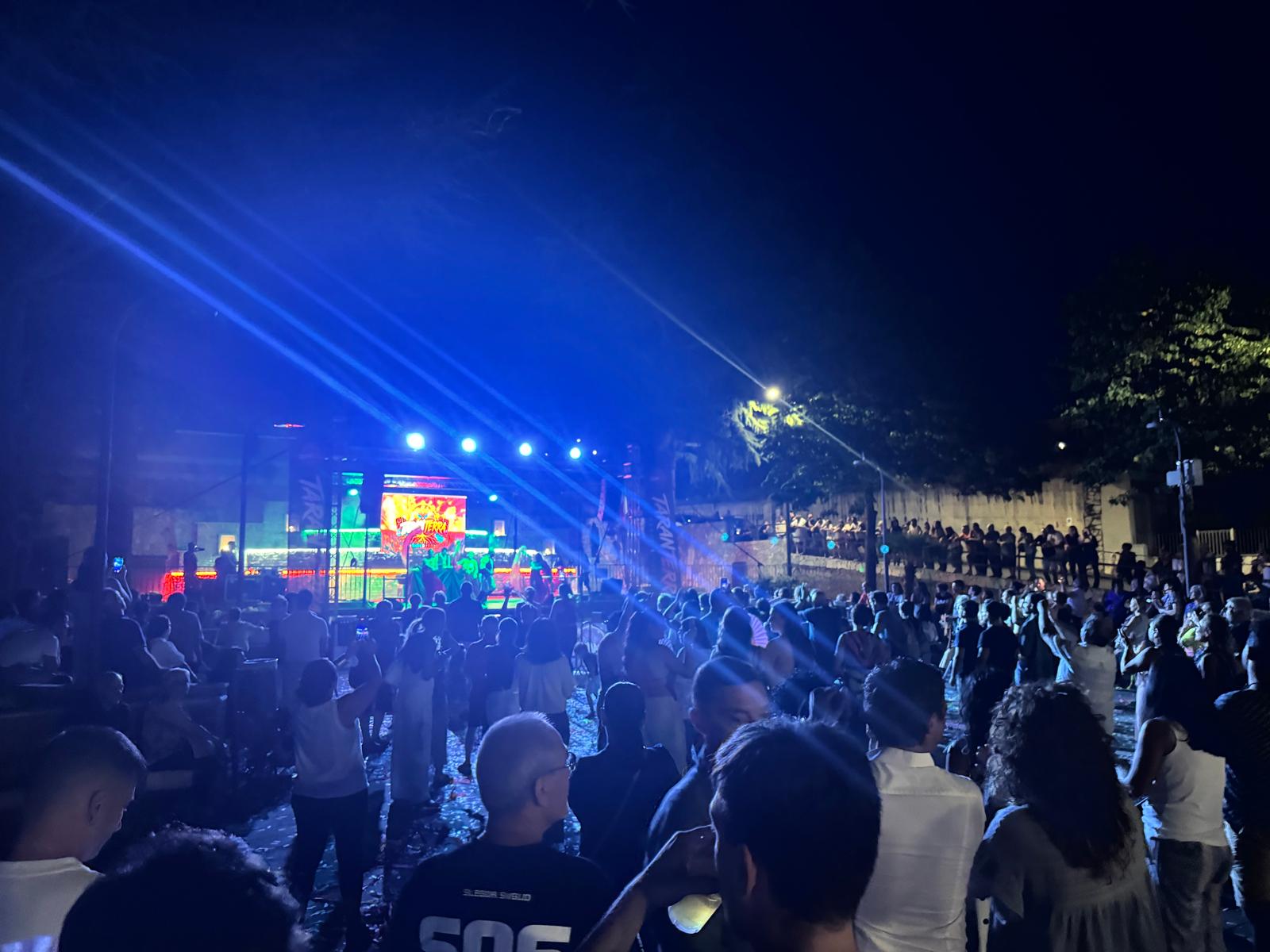 Quadrelle esplode di energia con TaranTerra: musica, balli e una piazza travolta dalla festa (FOTO) Quadrelle esplode di energia con TaranTerra: musica, balli e una piazza travolta dalla festa (FOTO)