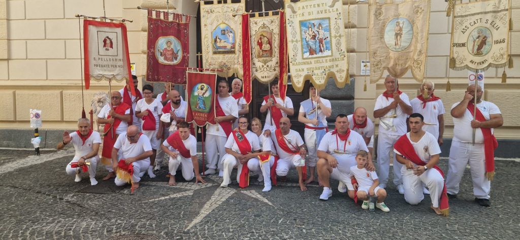 Sirignano, le bandiere dei Battenti del Mandamento insieme nel segno di Sant’Andrea Apostolo