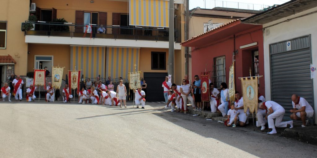 Sirignano, le bandiere dei Battenti del Mandamento insieme nel segno di Sant’Andrea Apostolo