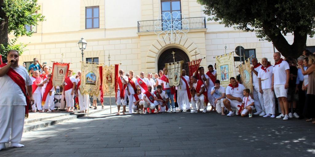 Sirignano, le bandiere dei Battenti del Mandamento insieme nel segno di Sant’Andrea Apostolo