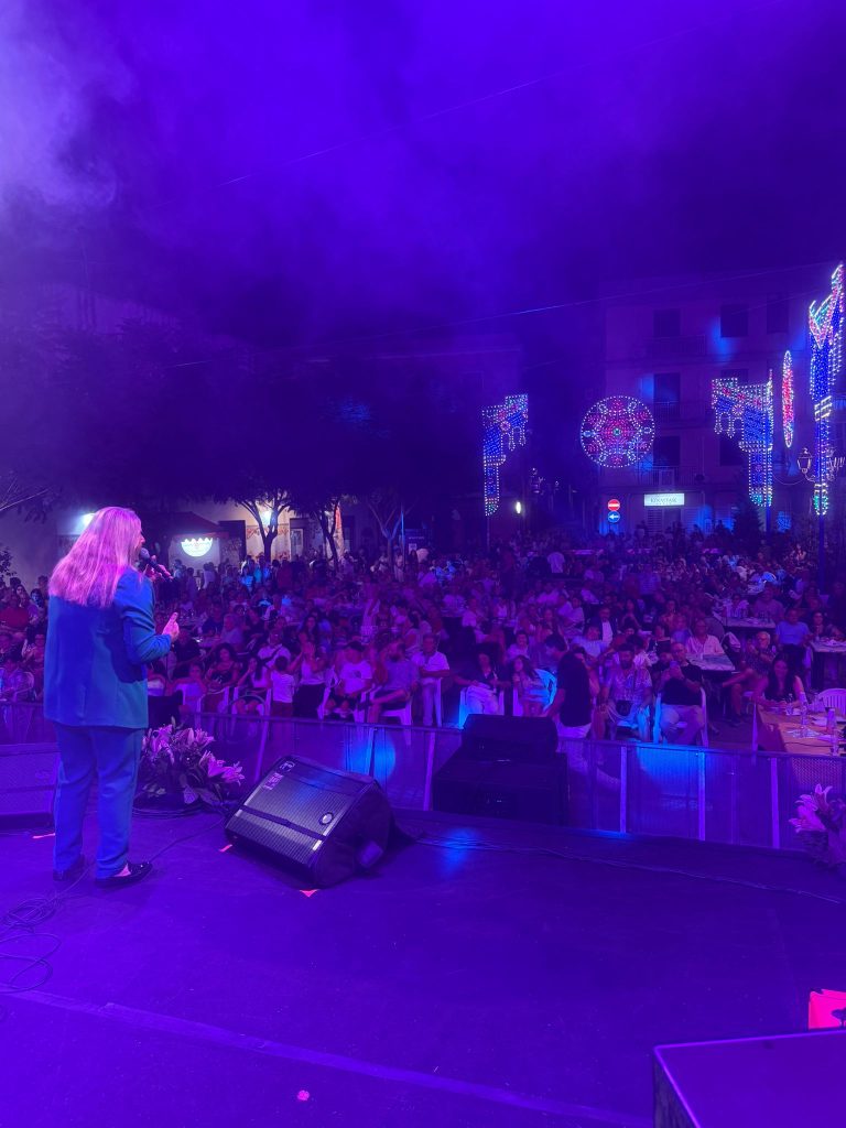 Camposano, piazza gremita per “La Corrida”: successo per lo spettacolo e per il cantante avellano Alessandro Conte