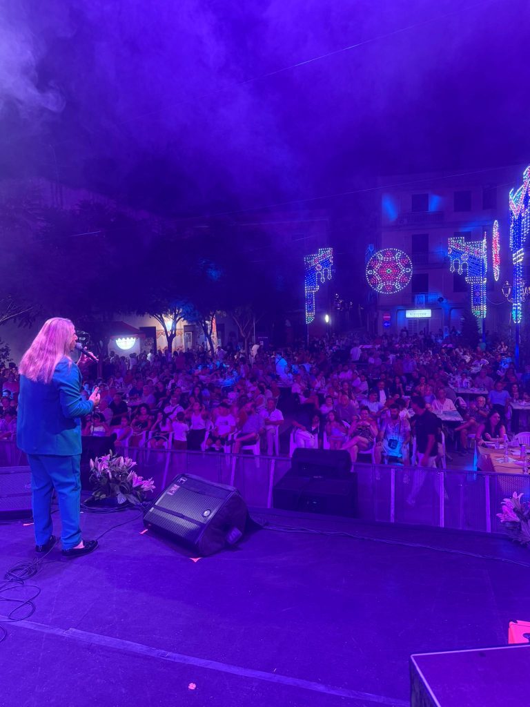 Camposano, piazza gremita per “La Corrida”: successo per lo spettacolo e per il cantante avellano Alessandro Conte