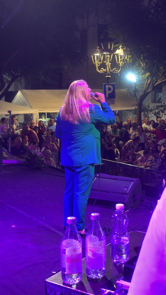 Camposano, piazza gremita per “La Corrida”: successo per lo spettacolo e per il cantante avellano Alessandro Conte