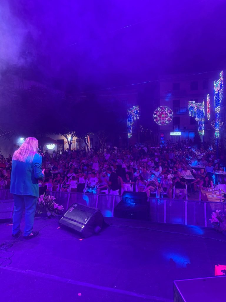 Camposano, piazza gremita per “La Corrida”: successo per lo spettacolo e per il cantante avellano Alessandro Conte