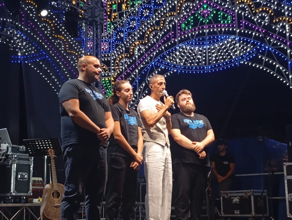 La voce di Napoli conquista Mugnano del Cardinale: Sal Esposito fa cantare Piazza Umberto I La voce di Napoli conquista Mugnano del Cardinale: Sal Esposito fa cantare Piazza Umberto I