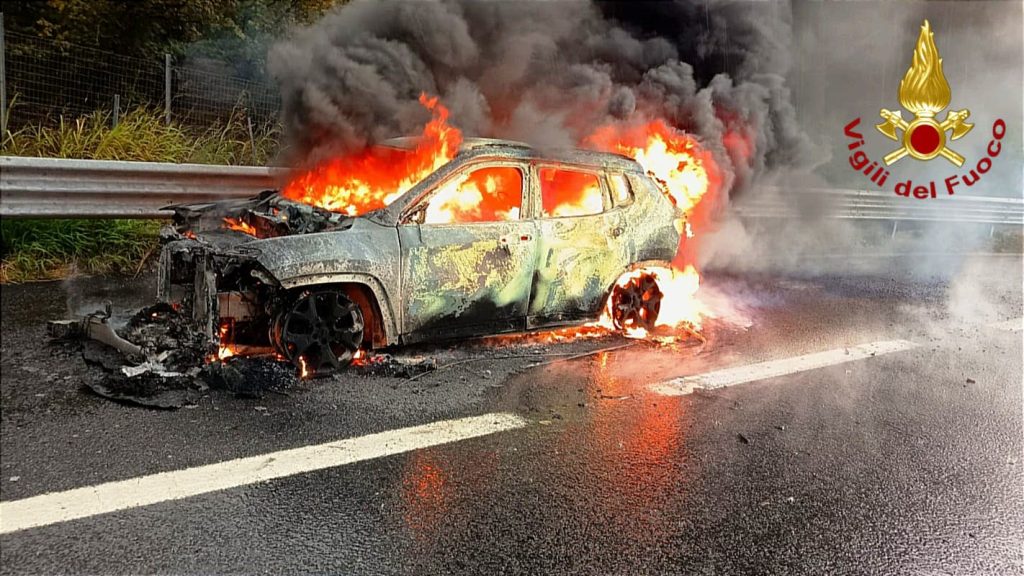 Auto in fiamme sull’A16 a Baiano: intervento dei Vigili del Fuoco, nessun ferito