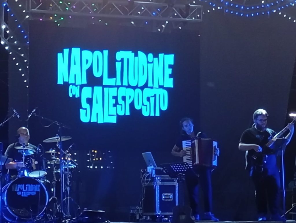 La voce di Napoli conquista Mugnano del Cardinale: Sal Esposito fa cantare Piazza Umberto I La voce di Napoli conquista Mugnano del Cardinale: Sal Esposito fa cantare Piazza Umberto I