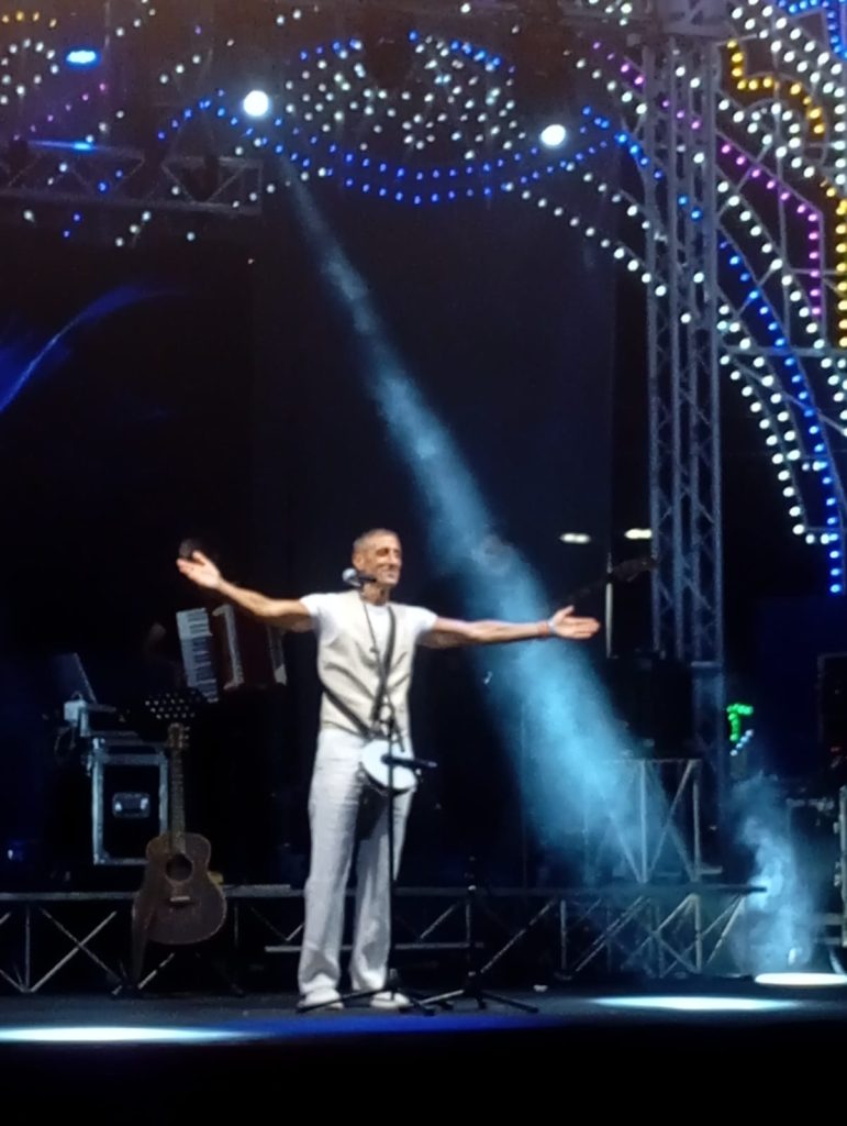 La voce di Napoli conquista Mugnano del Cardinale: Sal Esposito fa cantare Piazza Umberto I La voce di Napoli conquista Mugnano del Cardinale: Sal Esposito fa cantare Piazza Umberto I