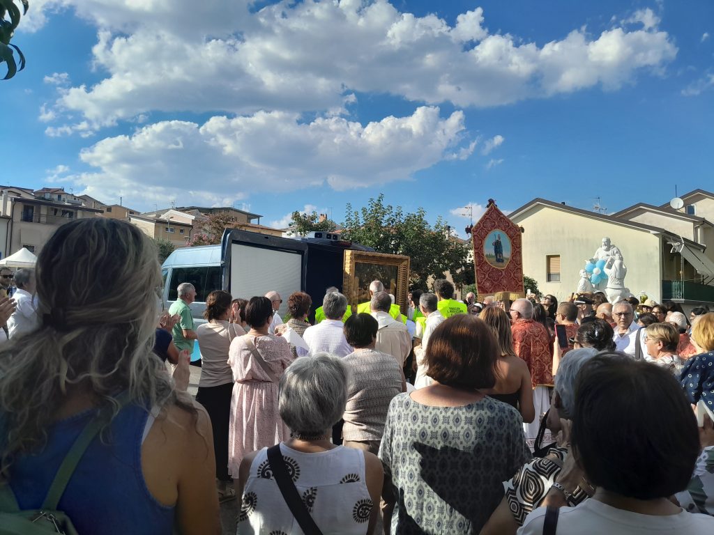 Flumeri, accoglie il quadro della Madonna del Rosario di Pompei. Flumeri, accoglie il quadro della Madonna del Rosario di Pompei.