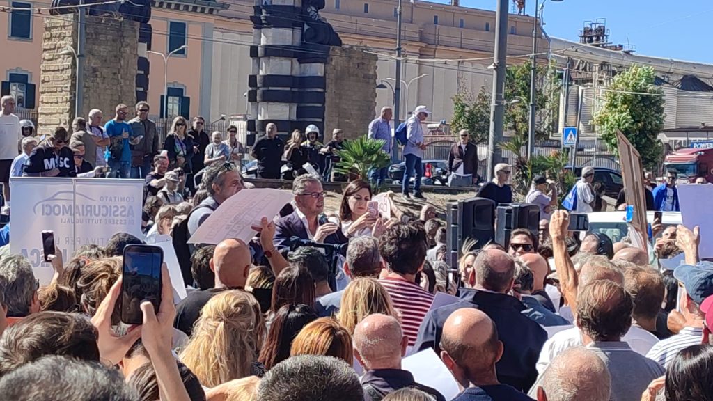 Rc Auto e caro carburanti, da Napoli parte mobilitazione nazionale. Piazza del Carmine gremita, esplode la rabbia dei cittadini. Borrelli (AVS): Stesse leggi, stesse tariffe per tutti, ripresenteremo tariffa unica in Parlamento Rc Auto e caro carburanti, da Napoli parte mobilitazione nazionale. Piazza del Carmine gremita, esplode la rabbia dei cittadini. Borrelli (AVS): Stesse leggi, stesse tariffe per tutti, ripresenteremo tariffa unica in Parlamento