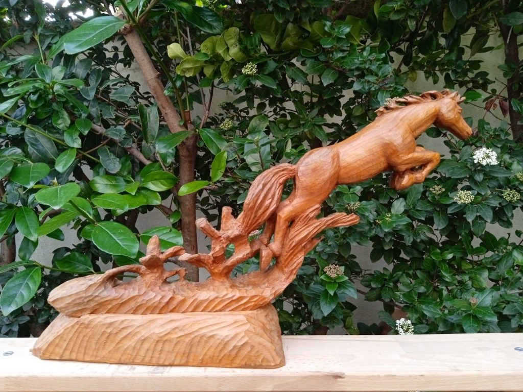 Baiano, a “Percorsi d’Arte” le sculture di Elia Napolitano: il legno che prende vita