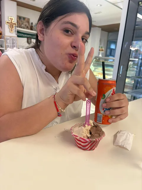 Migliano di Lauro: Maria Grazia Peluso compie 18 anni Migliano di Lauro: Maria Grazia Peluso compie 18 anni