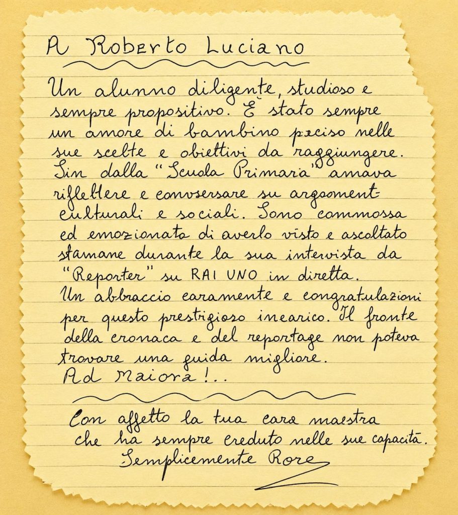 Quadrelle. La maestra Rosa De Carlo si congratula con Roberto Luciano per i suoi servizi da inviato per Rai 1