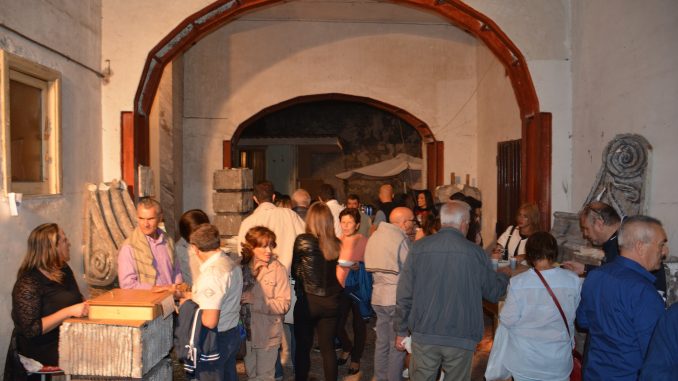 I visitatori in uno dei portoni di Marzano di Nola (2)