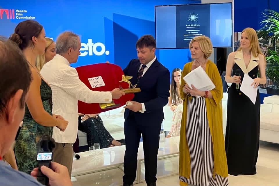 Sirignano: Stefano Colucci premiato a Venezia per il suo impegno nell’arte e nella cultura Sirignano: Stefano Colucci premiato a Venezia per il suo impegno nell’arte e nella cultura