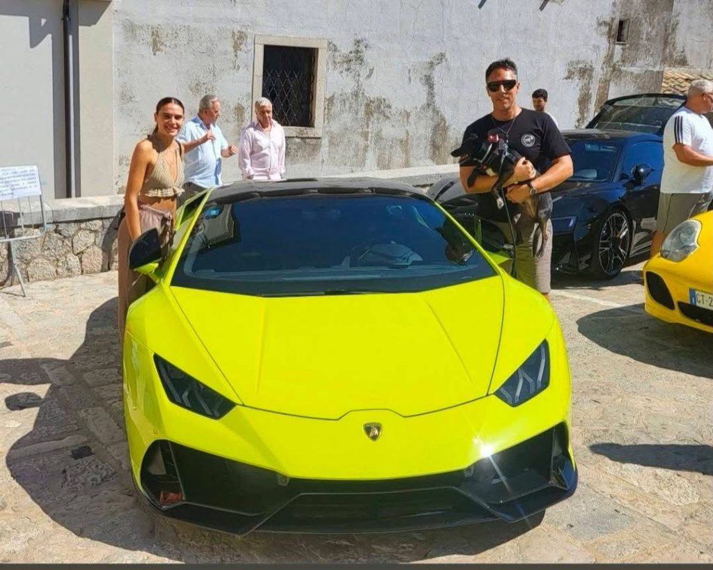 Montefusco capitale dei motori per un giorno: supercar e auto d’epoca conquistano il borgo (foto)