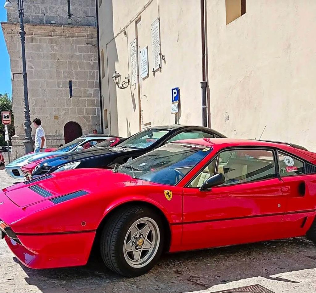 Montefusco capitale dei motori per un giorno: supercar e auto d’epoca conquistano il borgo (foto)