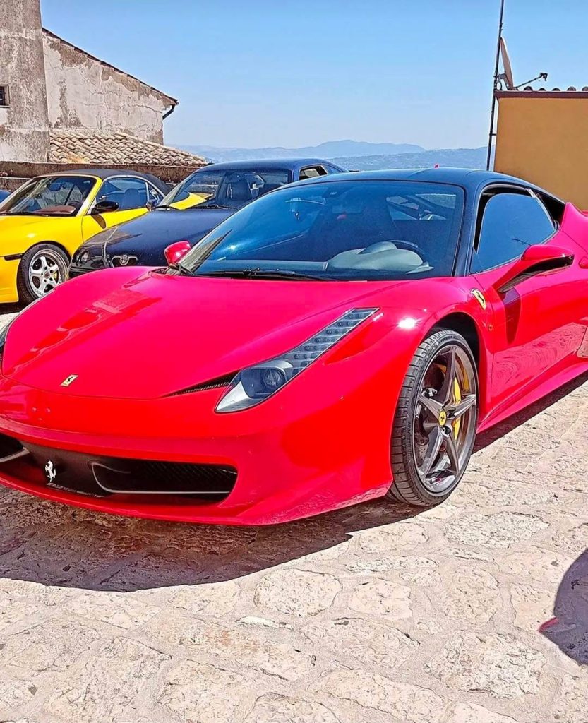 Montefusco capitale dei motori per un giorno: supercar e auto d’epoca conquistano il borgo (foto)