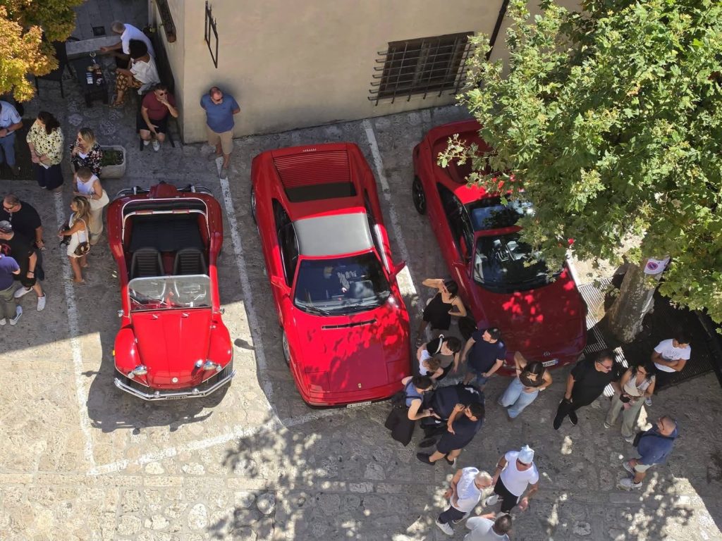 Montefusco capitale dei motori per un giorno: supercar e auto d’epoca conquistano il borgo (foto)