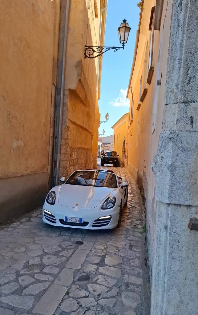 Montefusco capitale dei motori per un giorno: supercar e auto d’epoca conquistano il borgo (foto)