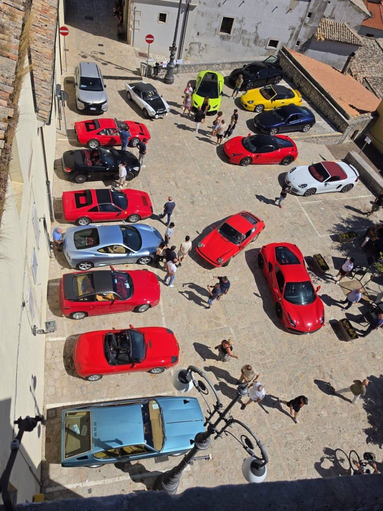 Montefusco capitale dei motori per un giorno: supercar e auto d’epoca conquistano il borgo (foto)