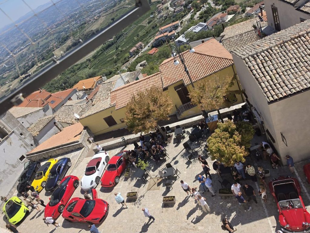 Montefusco capitale dei motori per un giorno: supercar e auto d’epoca conquistano il borgo (foto)