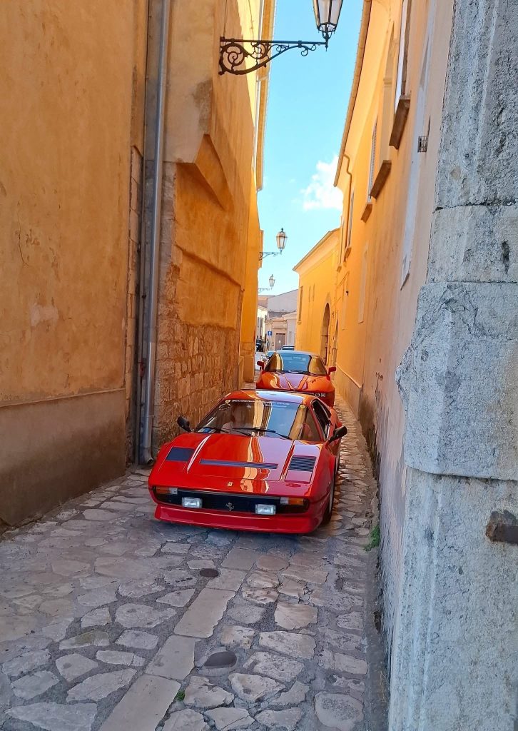 Montefusco capitale dei motori per un giorno: supercar e auto d’epoca conquistano il borgo (foto)
