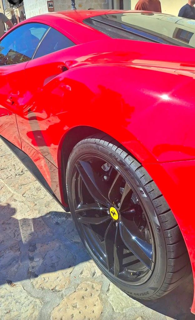 Montefusco capitale dei motori per un giorno: supercar e auto d’epoca conquistano il borgo (foto)