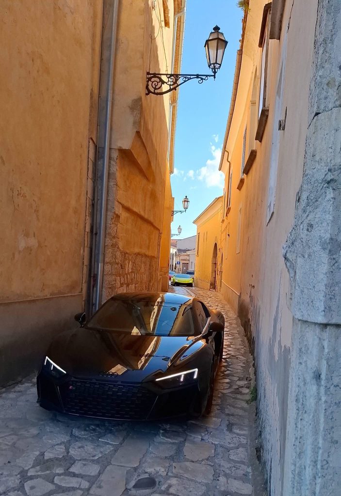 Montefusco capitale dei motori per un giorno: supercar e auto d’epoca conquistano il borgo (foto)