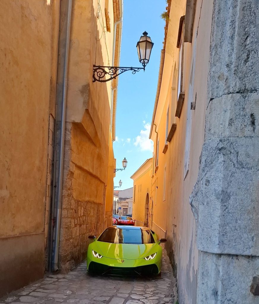 Montefusco capitale dei motori per un giorno: supercar e auto d’epoca conquistano il borgo (foto)