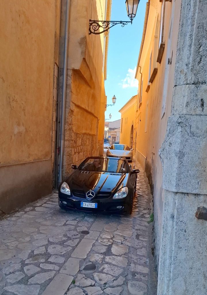 Montefusco capitale dei motori per un giorno: supercar e auto d’epoca conquistano il borgo (foto)