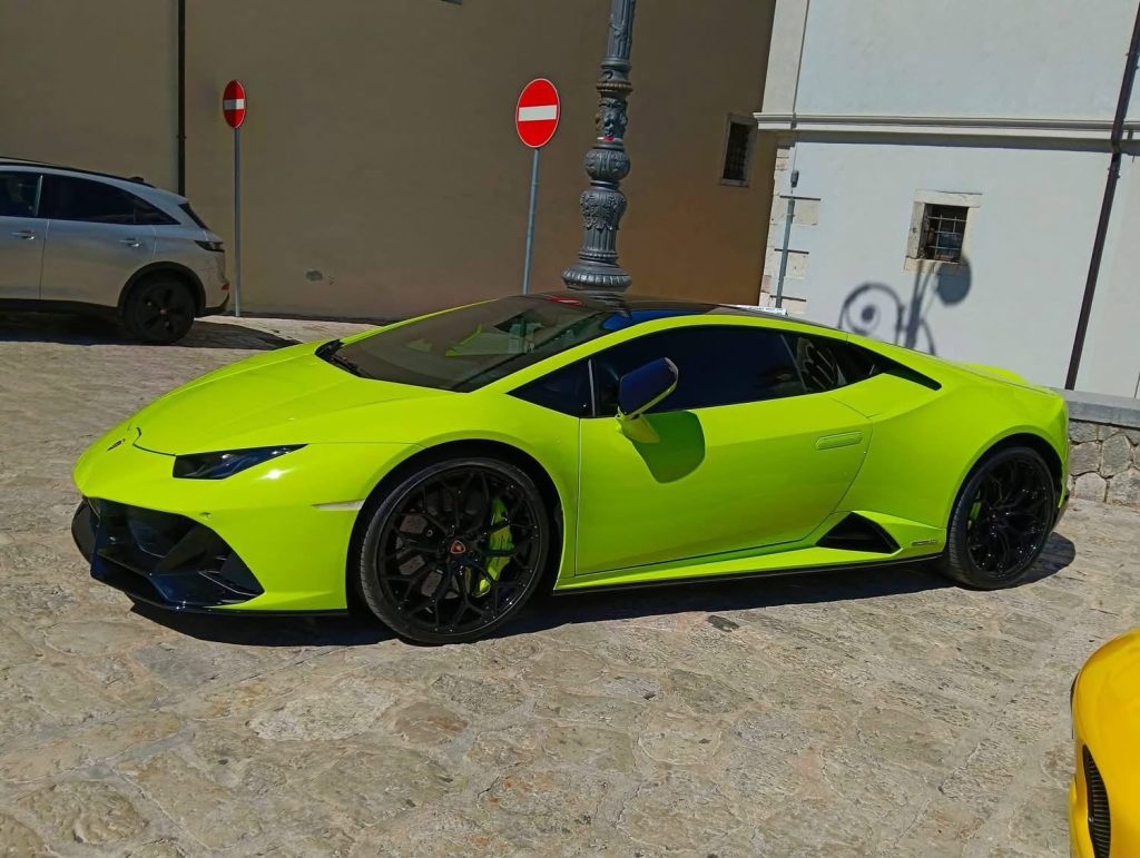 Montefusco capitale dei motori per un giorno: supercar e auto d’epoca conquistano il borgo (foto)