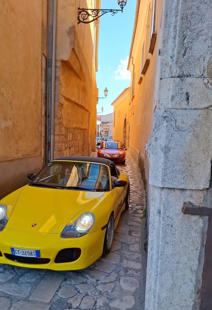 Montefusco capitale dei motori per un giorno: supercar e auto d’epoca conquistano il borgo (foto)