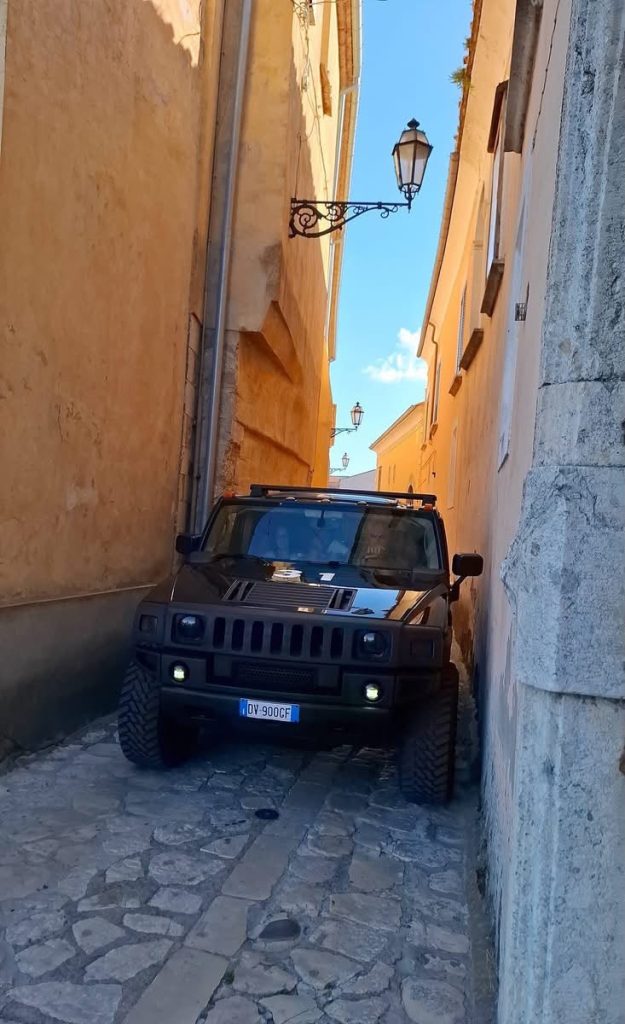 Montefusco capitale dei motori per un giorno: supercar e auto d’epoca conquistano il borgo (foto)