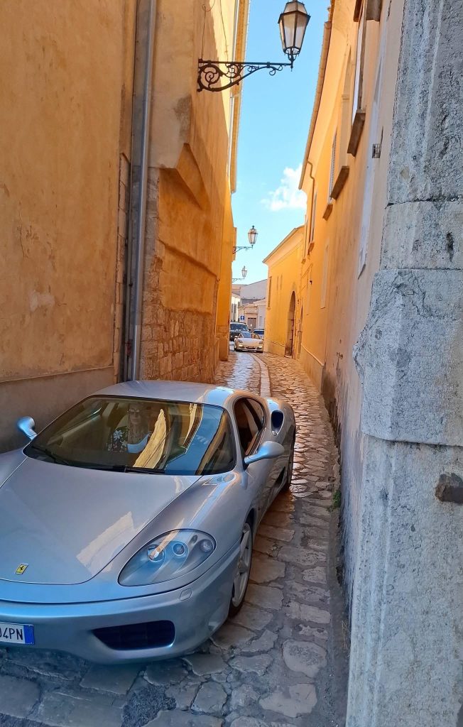 Montefusco capitale dei motori per un giorno: supercar e auto d’epoca conquistano il borgo (foto)