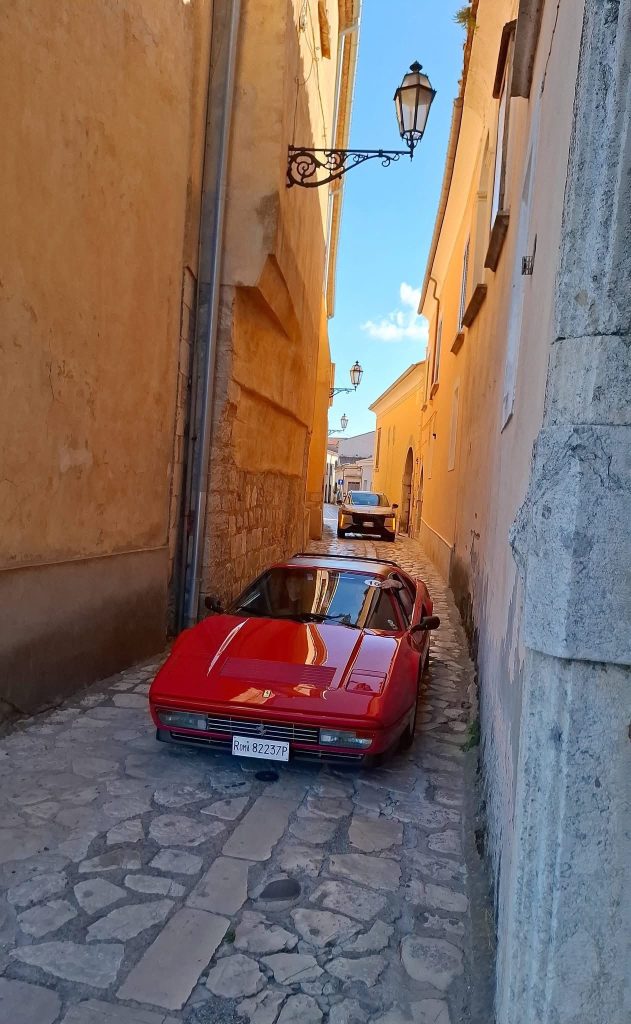 Montefusco capitale dei motori per un giorno: supercar e auto d’epoca conquistano il borgo (foto)