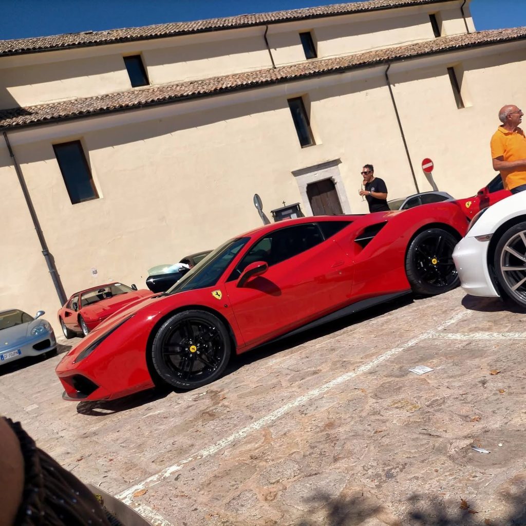 Montefusco capitale dei motori per un giorno: supercar e auto d’epoca conquistano il borgo (foto)