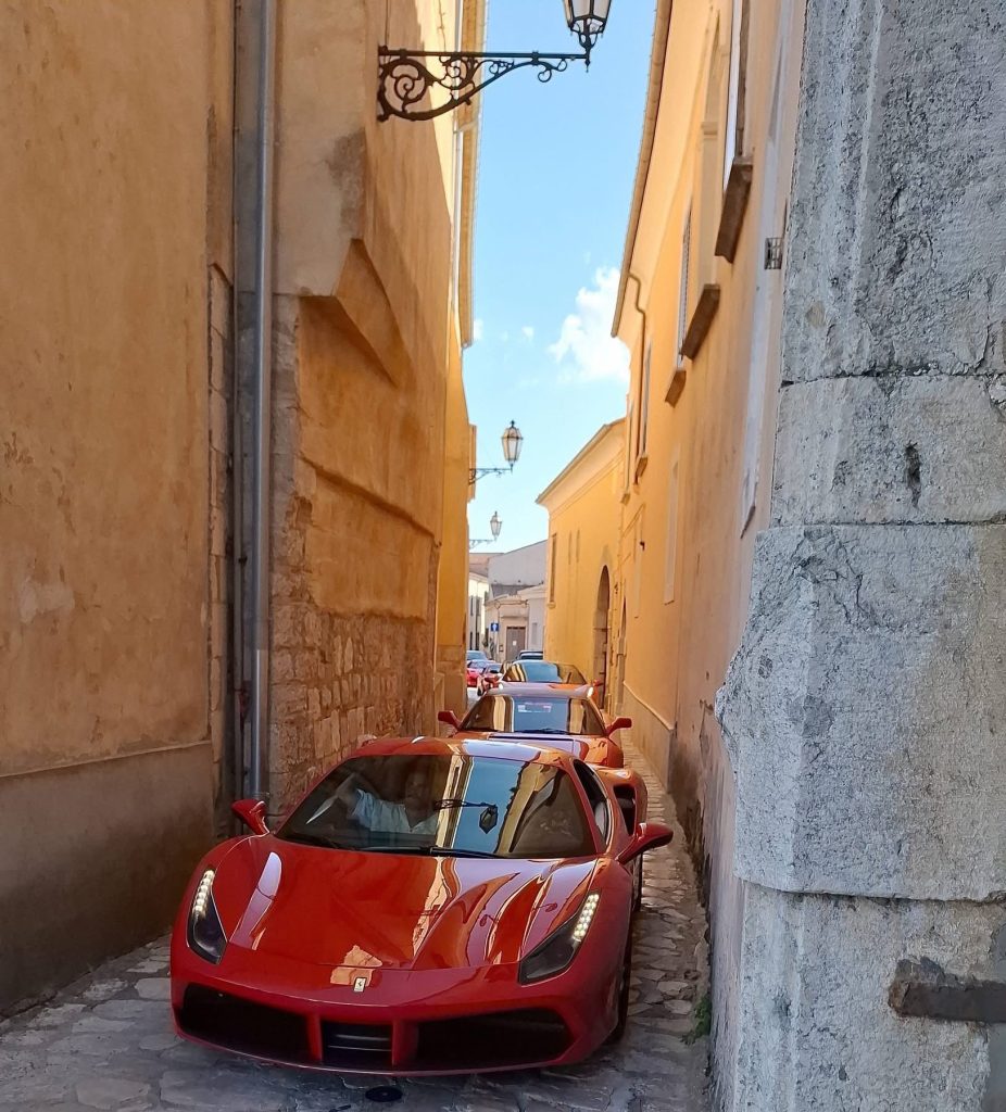 Montefusco capitale dei motori per un giorno: supercar e auto d’epoca conquistano il borgo (foto)