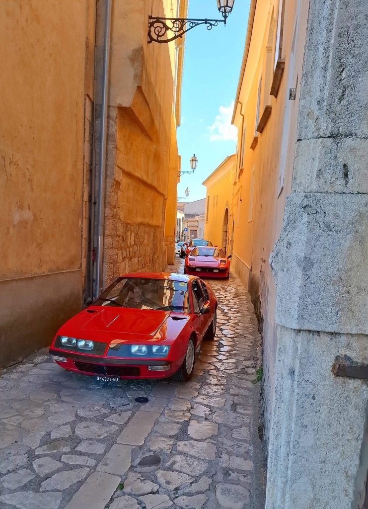 Montefusco capitale dei motori per un giorno: supercar e auto d’epoca conquistano il borgo (foto) Montefusco capitale dei motori per un giorno: supercar e auto d’epoca conquistano il borgo (foto)