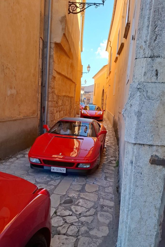 Montefusco capitale dei motori per un giorno: supercar e auto d’epoca conquistano il borgo (foto)