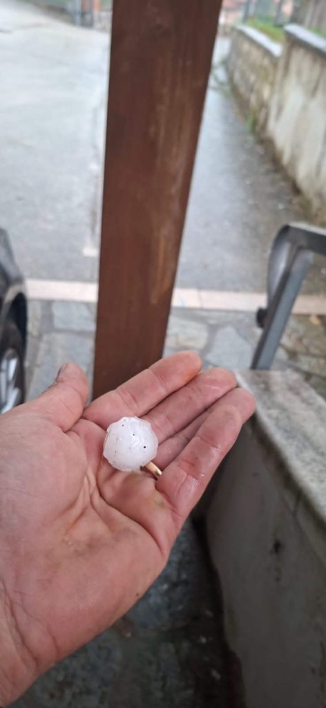 Irpinia, violente grandinate nel settore centro orientale: chicchi di grosse dimensioni Irpinia, violente grandinate nel settore centro orientale: chicchi di grosse dimensioni