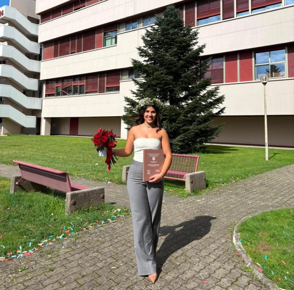 Forino (AV): Laurea con 110 e Lode in Filologia Moderna per la neo Dottoressa BIANCA FICUCIELLO Forino (AV): Laurea con 110 e Lode in Filologia Moderna per la neo Dottoressa BIANCA FICUCIELLO