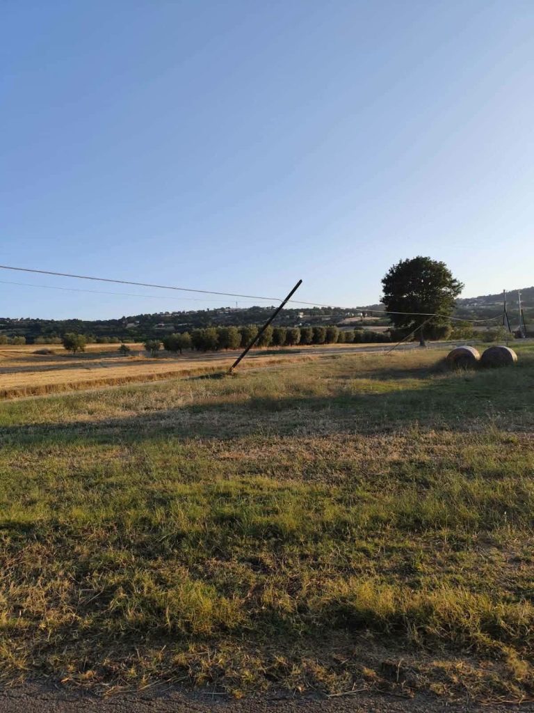 Sturno, pali della linea telefonica in bilico lungo la strada: scatta la segnalazione