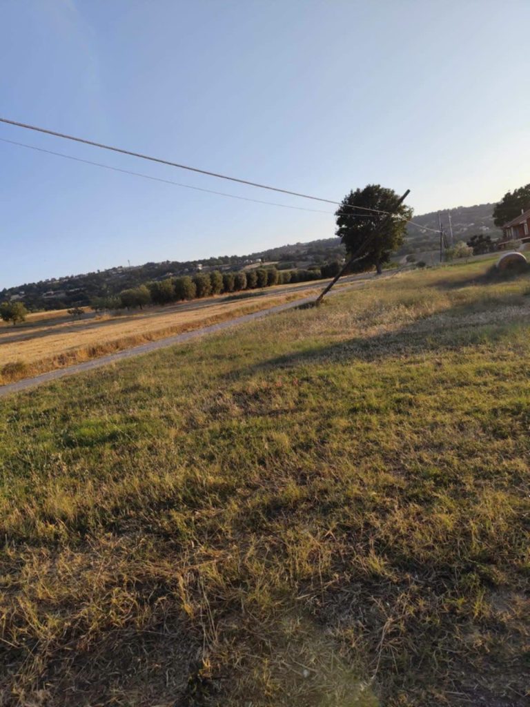 Sturno, pali della linea telefonica in bilico lungo la strada: scatta la segnalazione