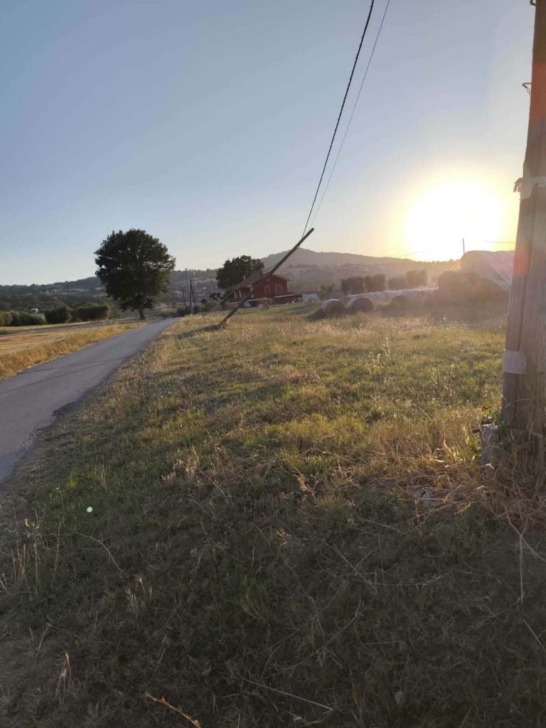 Sturno, pali della linea telefonica in bilico lungo la strada: scatta la segnalazione